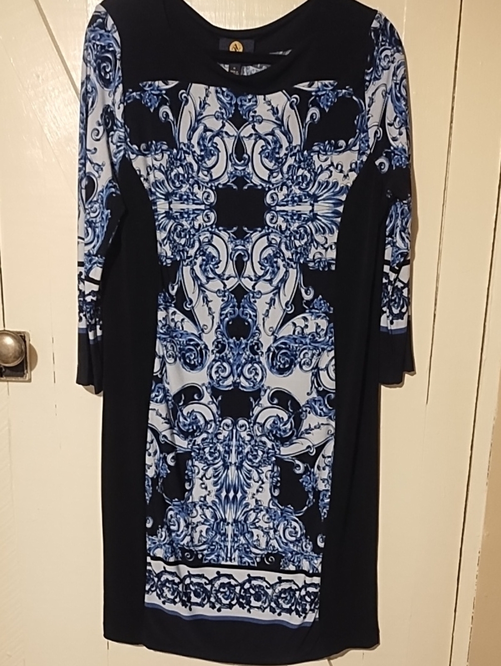 Adrienne Vittadini EUC Size Medium Black and Blue Long Sleeve Printed Dress.